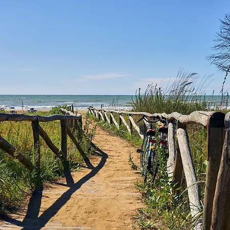Bright Steps From The Sea شقة بيبيوني